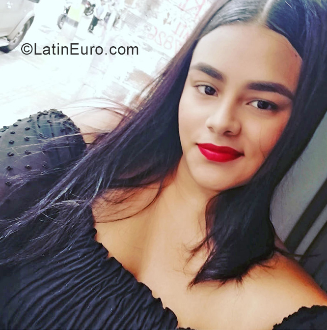 Date this pretty Colombia girl Laura from Medellin CO29458