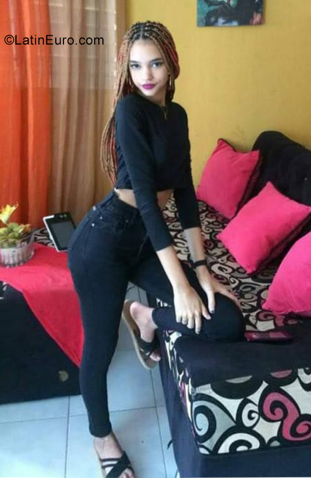 Date this nice looking Dominican Republic girl Aivi from Santo Domingo DO39360