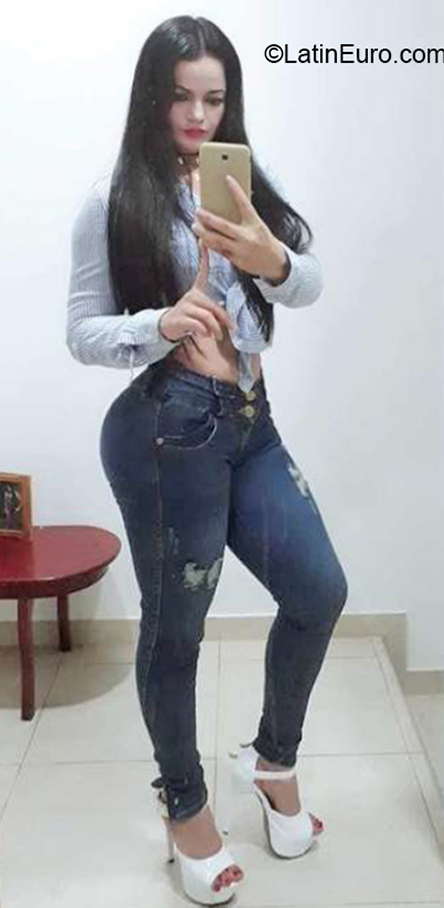 Date this voluptuous Colombia girl Aura from Palmira CO30181