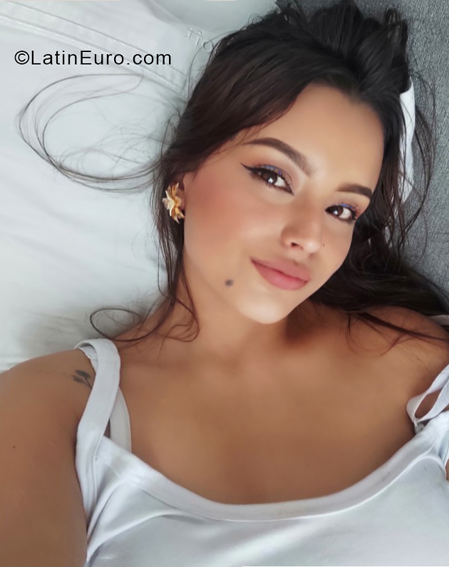 Date this good-looking Colombia girl Antonella from  CO30115