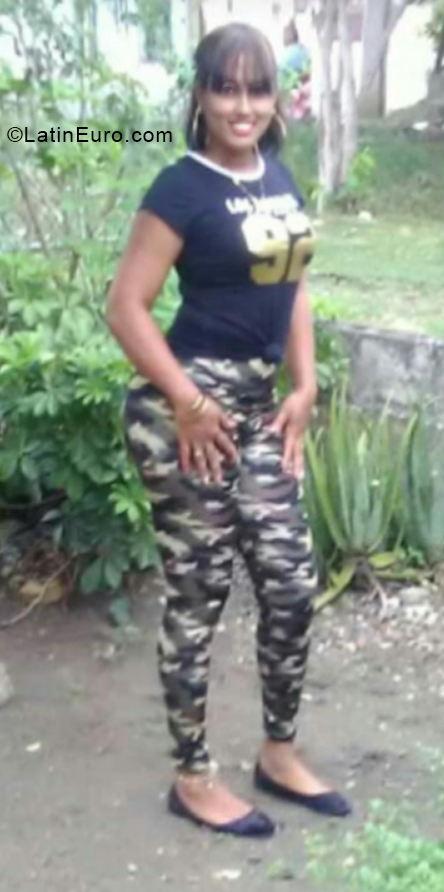 Date this good-looking Dominican Republic girl Ingrid from Santo Domingo DO39811