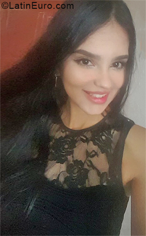 Date this voluptuous Venezuela girl Karmen from Merida VE4178