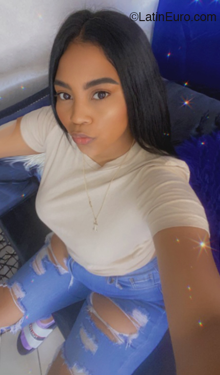 Date this nice looking Dominican Republic girl Roussel from Santo Domingo Norte DO40294