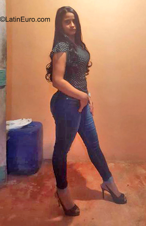 Date this athletic Dominican Republic girl Kary from La Vega DO40314