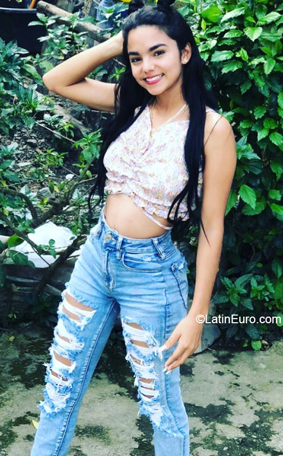 Date this sultry Dominican Republic girl Enyaira from Santo Domingo DO40329