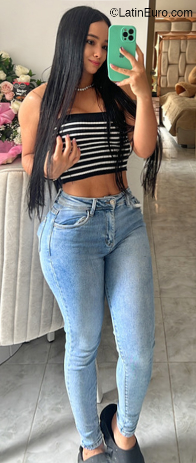Date this nice looking Colombia girl Sara from Medellin CO32180
