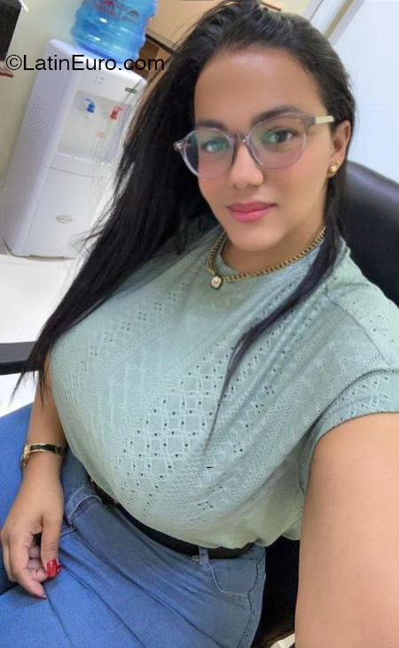 Date this voluptuous Dominican Republic girl Yinet from Constanza DO43599