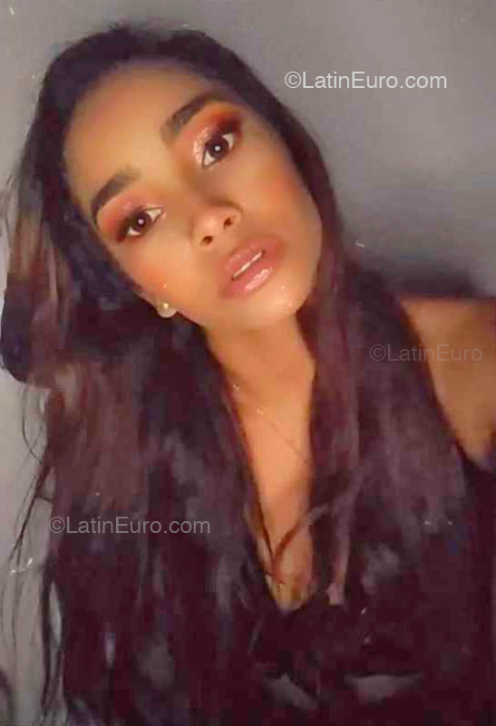 Date this good-looking Dominican Republic girl Escarly from Santo Domingo DO51422