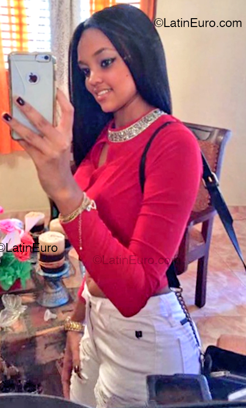 Date this foxy Dominican Republic girl Elaine from Santiago DO52257