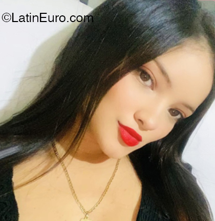 Date this sensual Colombia girl Mariana Serna from Cali CO33000