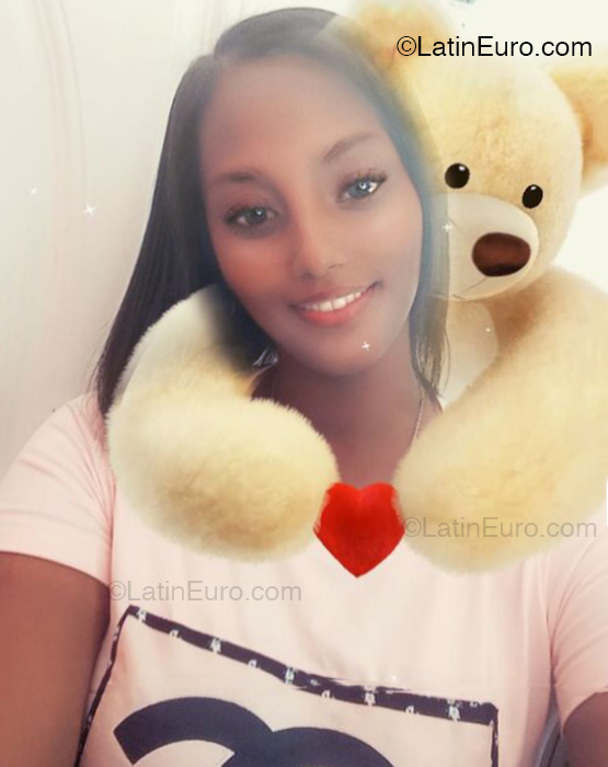 Date this nice looking Dominican Republic girl Betz from Santo Domingo DO53107