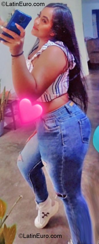 Date this nice looking Venezuela girl Lia from Caracas VE4955