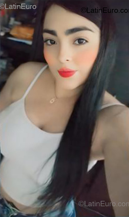 Date this stunning Colombia girl Aleja from Colombia CO33208