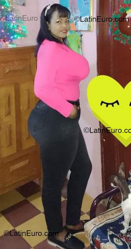 Date this good-looking Colombia girl Yura from Bogota CO33226