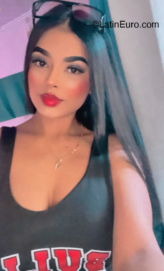 Date this voluptuous Colombia girl Valeria from Medellin CO33238