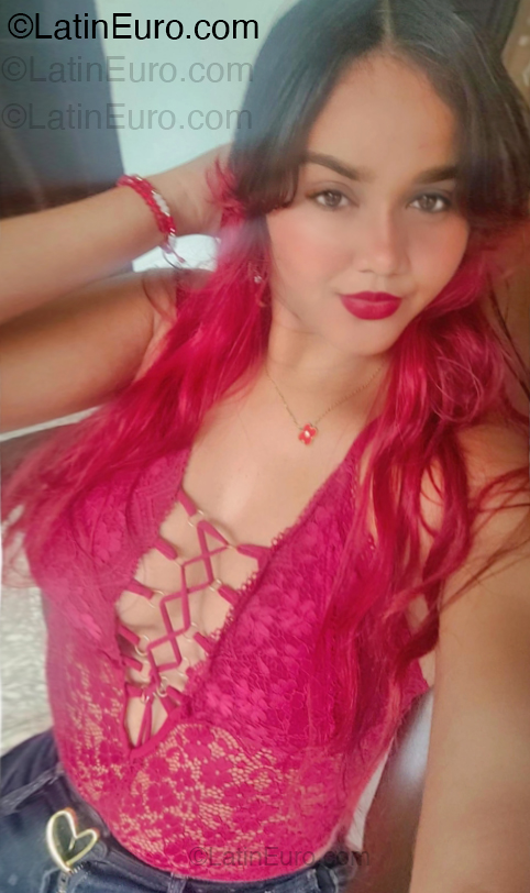 Date this voluptuous Dominican Republic girl Reyna from Santo Domingo Este DO54524