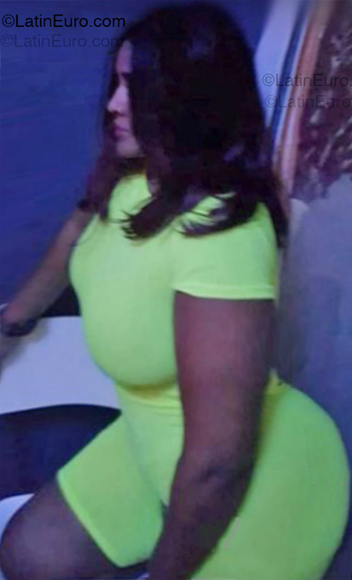 Date this nice looking Dominican Republic girl Nena Sugens from Santo Domingo DO54551