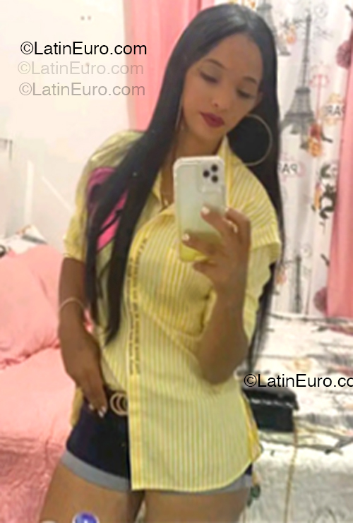 Date this stunning Dominican Republic girl Alondra from Santo Domingo DO54669