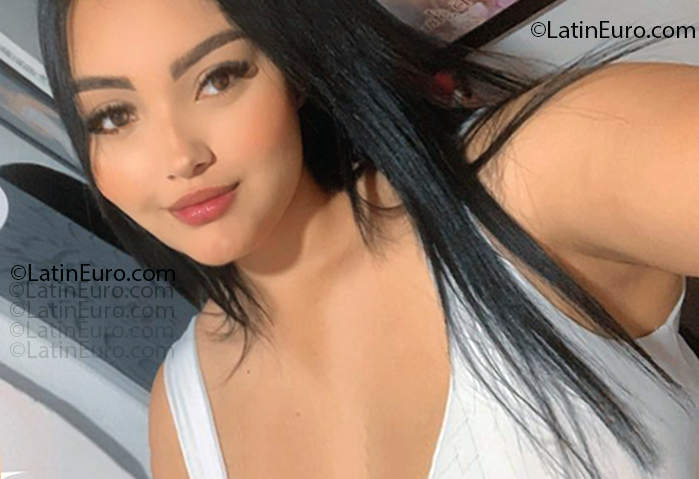 Date this sensual Colombia girl Caro from Medellin CO33385