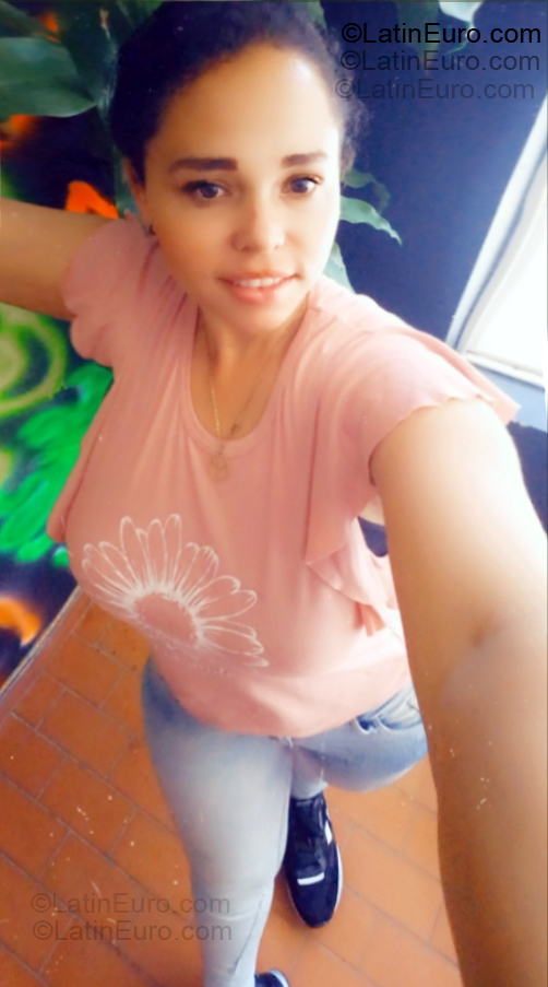 Date this foxy Colombia girl Ingrid from Bucaramanga CO33429