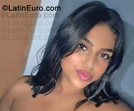 Date this georgeous Venezuela girl Gaby from Caracas VE5347