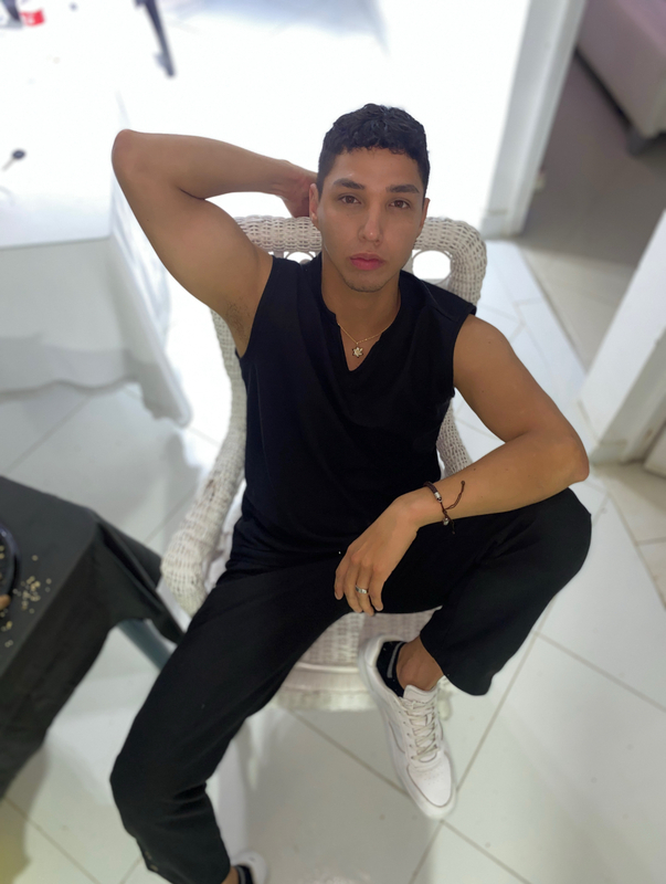 Date this young United Kingdom man Juan from London GB1068