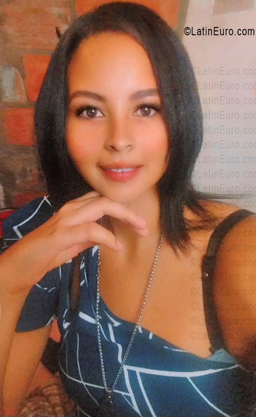 Date this good-looking Colombia girl Vanessa from Medellin CO33528