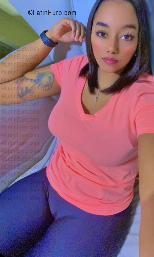 Date this foxy Dominican Republic girl Stefany from Santo Domingo DO55608