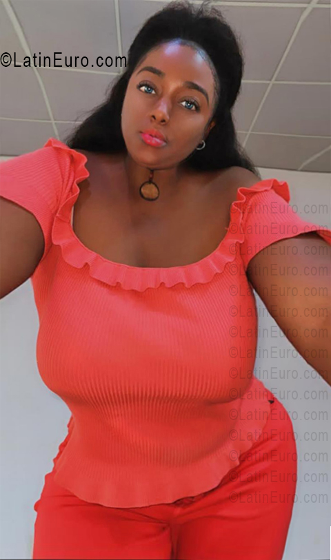 Date this happy Cameroon girl Tonia from Yaounde CM303