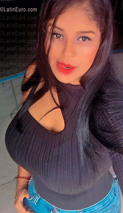 Date this sensual Venezuela girl Yary from Aragua VE5412
