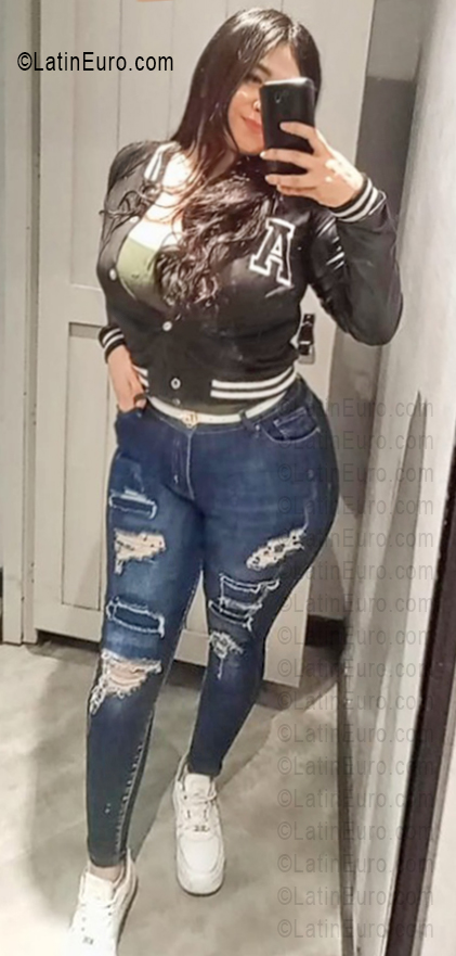 Date this nice looking Venezuela girl Sthefania from Valencia VE5427