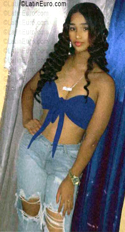 Date this athletic Dominican Republic girl Emely from Santiago DO56153