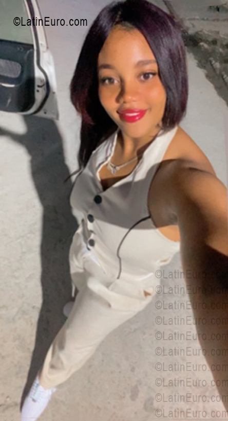Date this happy Dominican Republic girl Crisnabel from Santo Domingo DO56265