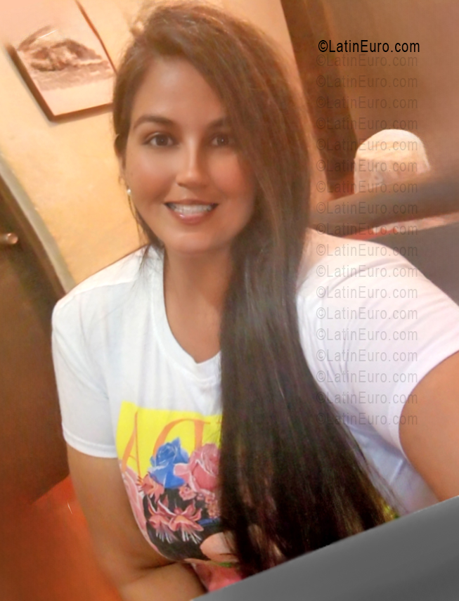 Date this nice looking Venezuela girl Mariana from Venezuela VE5647