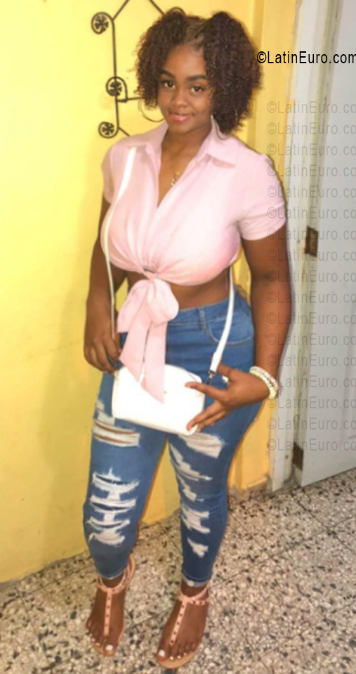 Date this voluptuous Dominican Republic girl Coraima from Santo Domingo DO56358