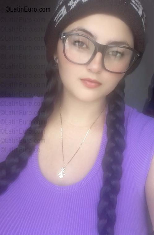 Date this attractive Colombia girl Gevashi from Bogota CO33741