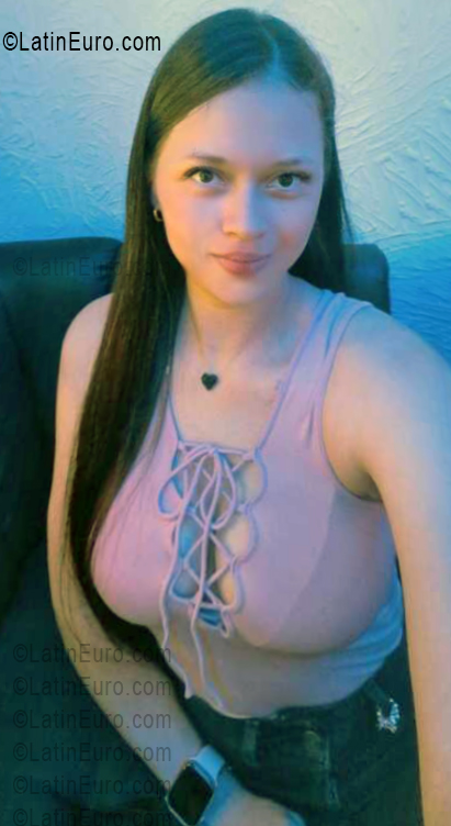 Date this nice looking Colombia girl Wendy from Medellin CO33752