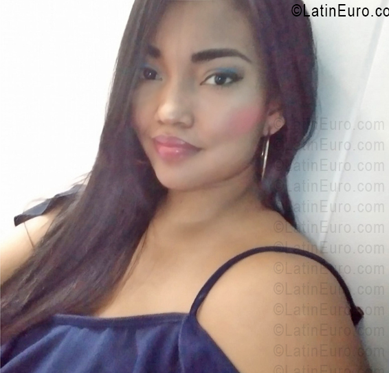 Date this attractive Colombia girl Desireth from Sabaneta CO33782