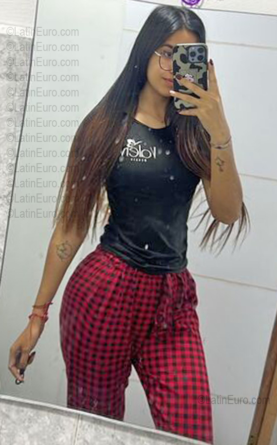 Date this lovely Venezuela girl Valery Andrea from Valencia VE5725
