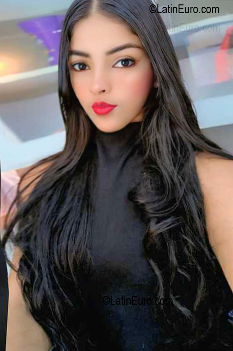 Date this good-looking Venezuela girl Aurora from Barcelona VE5729