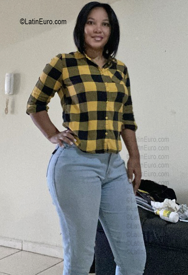 Date this hard body Dominican Republic girl Yaniris from Santiago DO56891