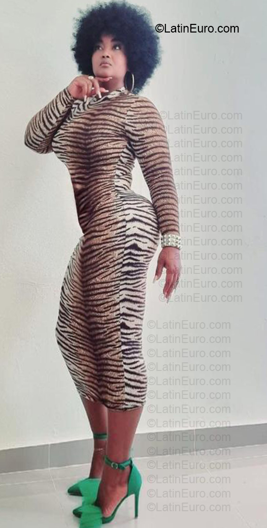 Date this hard body Dominican Republic girl Negrita from Ato Mayor DO57063