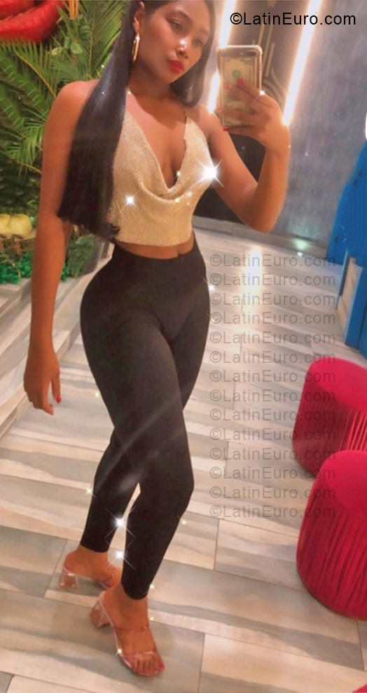 Date this sensual Dominican Republic girl Lesly from Santo Domingo DO57326
