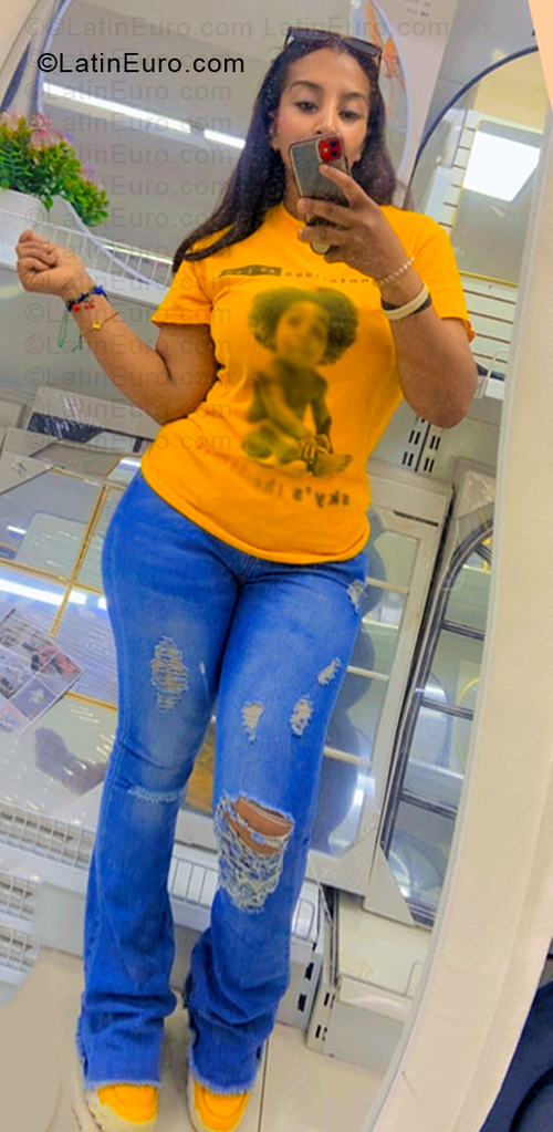 Date this pretty Dominican Republic girl Yesenia from Santiago DO57330